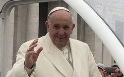 Nechte se očkovat, vybízí papež František