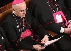 Selhání papeže či emeritního vatikánského diplomata?