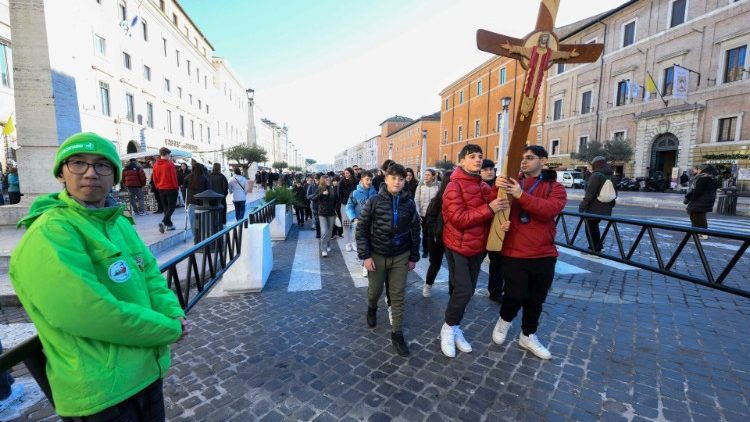 Poutníci směřující k Bazilice sv. Petra (VATICAN MEDIA Divisione Foto)